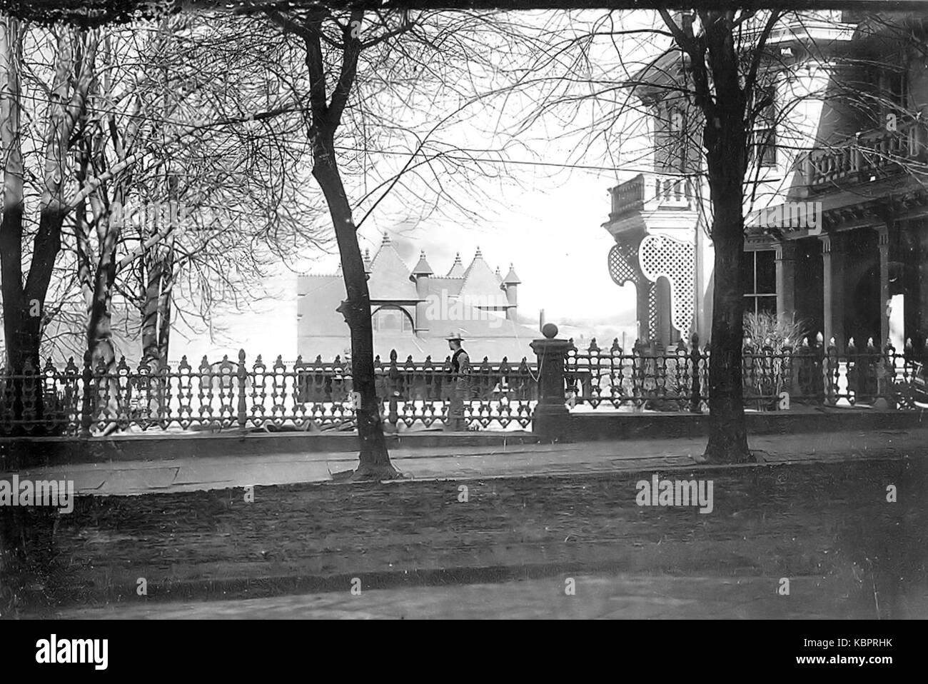 Questa fotografia del 1899 cattura la casa e il cortile in 11 South Fourth Street, Allentown, Pennsylvania, con una vista verso est. L'immagine presenta anche la stazione della Lehigh Valley Railroad (LVRR), un importante nodo di trasporto per l'area, che offre informazioni sullo sviluppo della città durante la fine del XIX secolo. Foto Stock