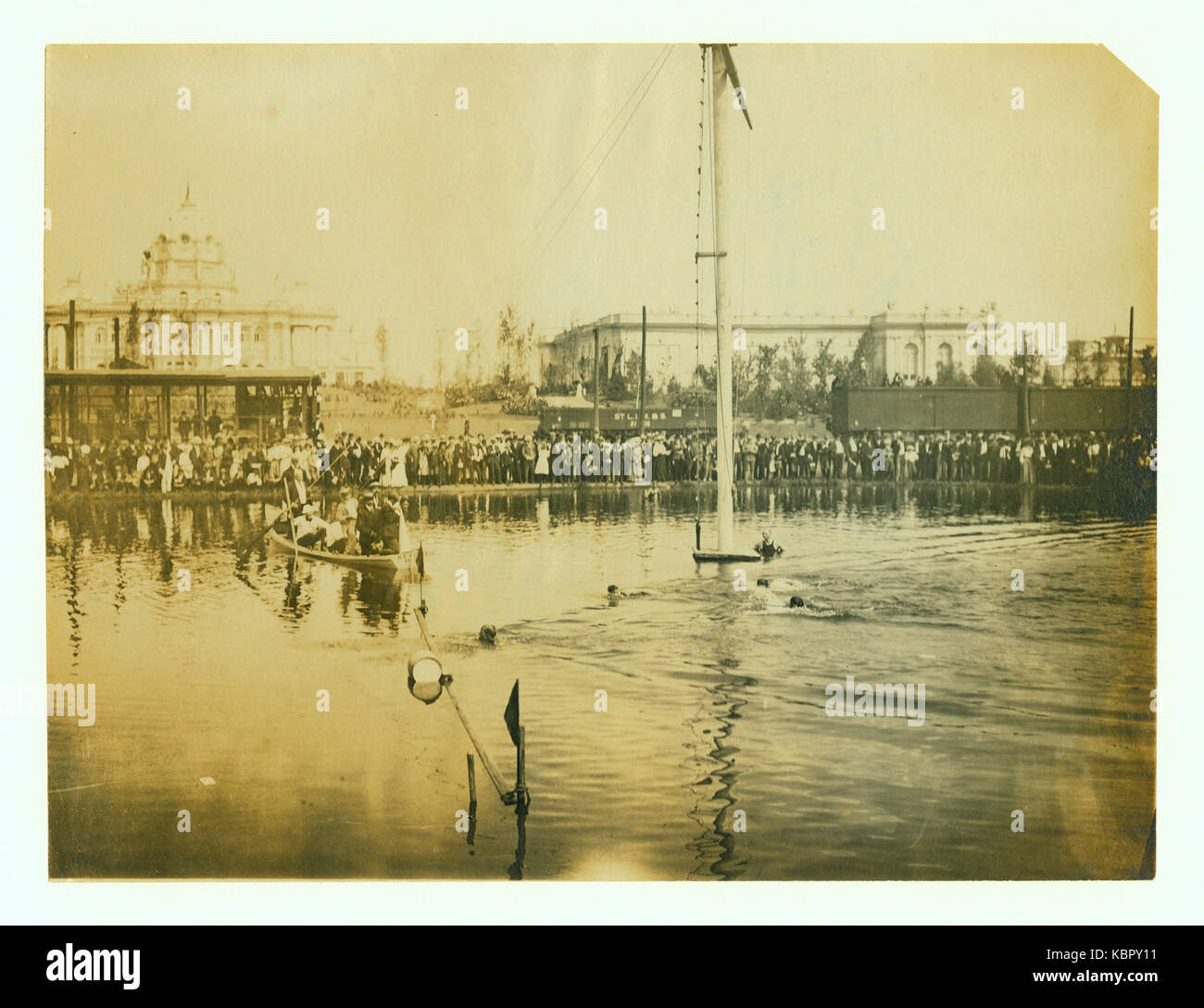 Alle Olimpiadi del 1904, Charles Daniels degli Stati Uniti ha vinto il freestyle da 100 yard nella seconda manche, segnando un momento chiave nella storia del nuoto olimpico. Foto Stock
