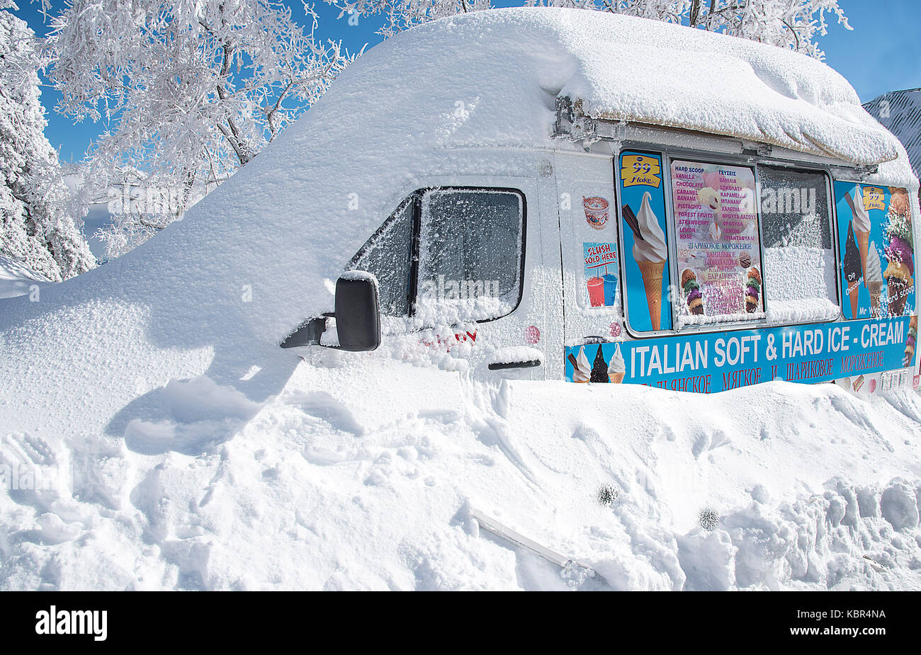 Ice Cream van in inverno la neve. Monti Troodos, Cipro Foto Stock