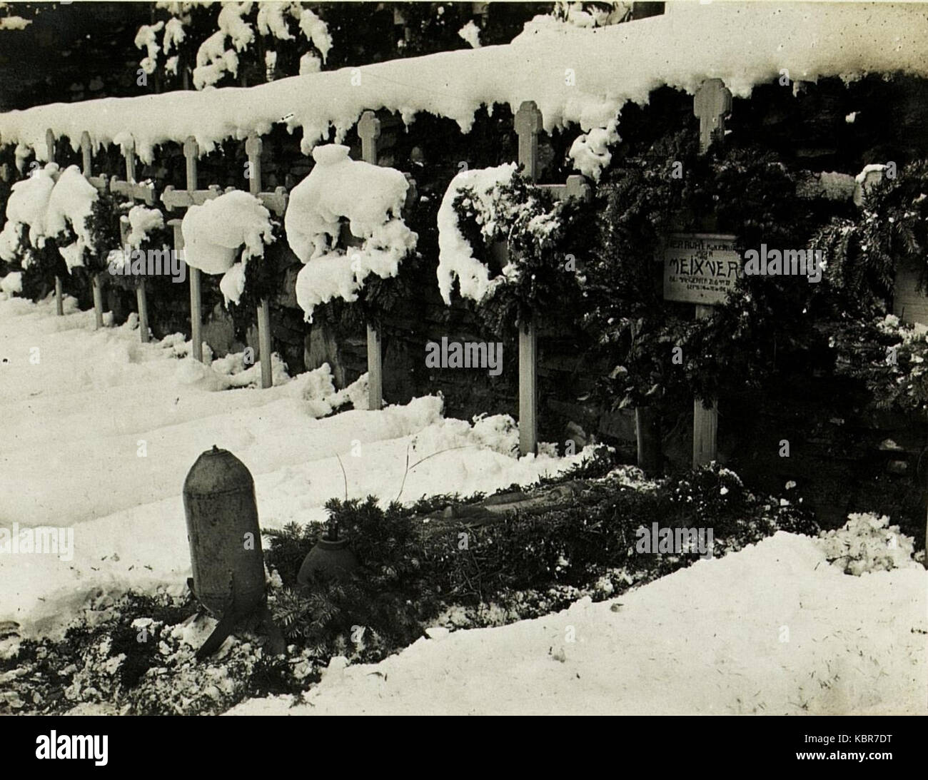 Il "Friedhof am Freikofel" (cimitero di Freikofel) è un sito storico in Germania, raffigurato in questa fotografia del 1917. Serve come promemoria dell'epoca durante la prima guerra mondiale e degli effetti duraturi del conflitto. Foto Stock