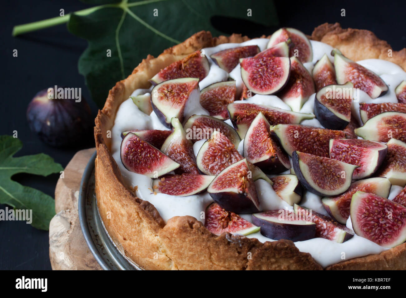 Fig tart su sfondo nero Foto Stock