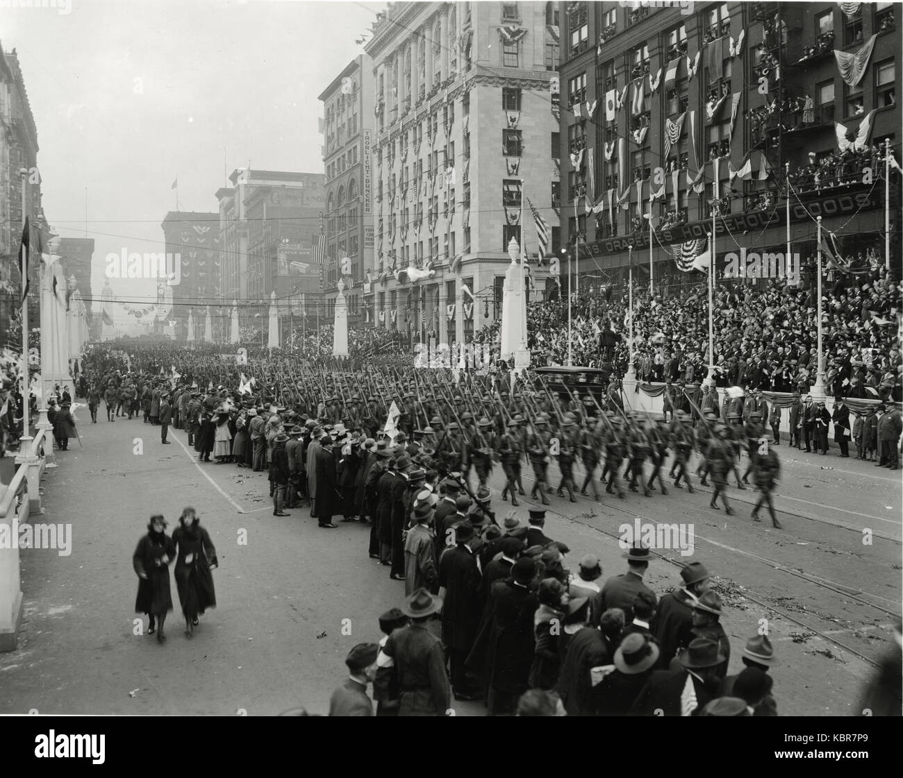 Una compagnia di fanteria 138th marche passato la tribuna del dodicesimo Street corte d onore, 9 maggio 1919. La prima guerra mondiale Foto Stock