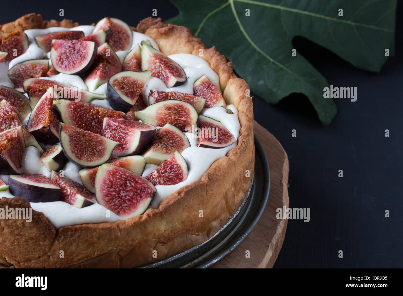 Fig tart su sfondo nero Foto Stock