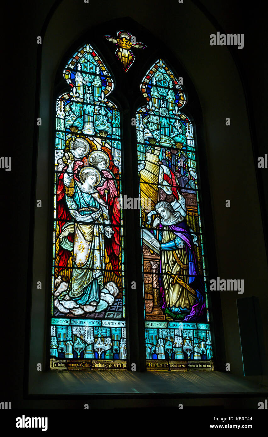 Vecchio arcuata di vetrate colorate in memoria di John Buchan Sydserff, parete sud interno della Stenton Chiesa Parrocchiale, Stenton, East Lothian, Scozia, Regno Unito Foto Stock