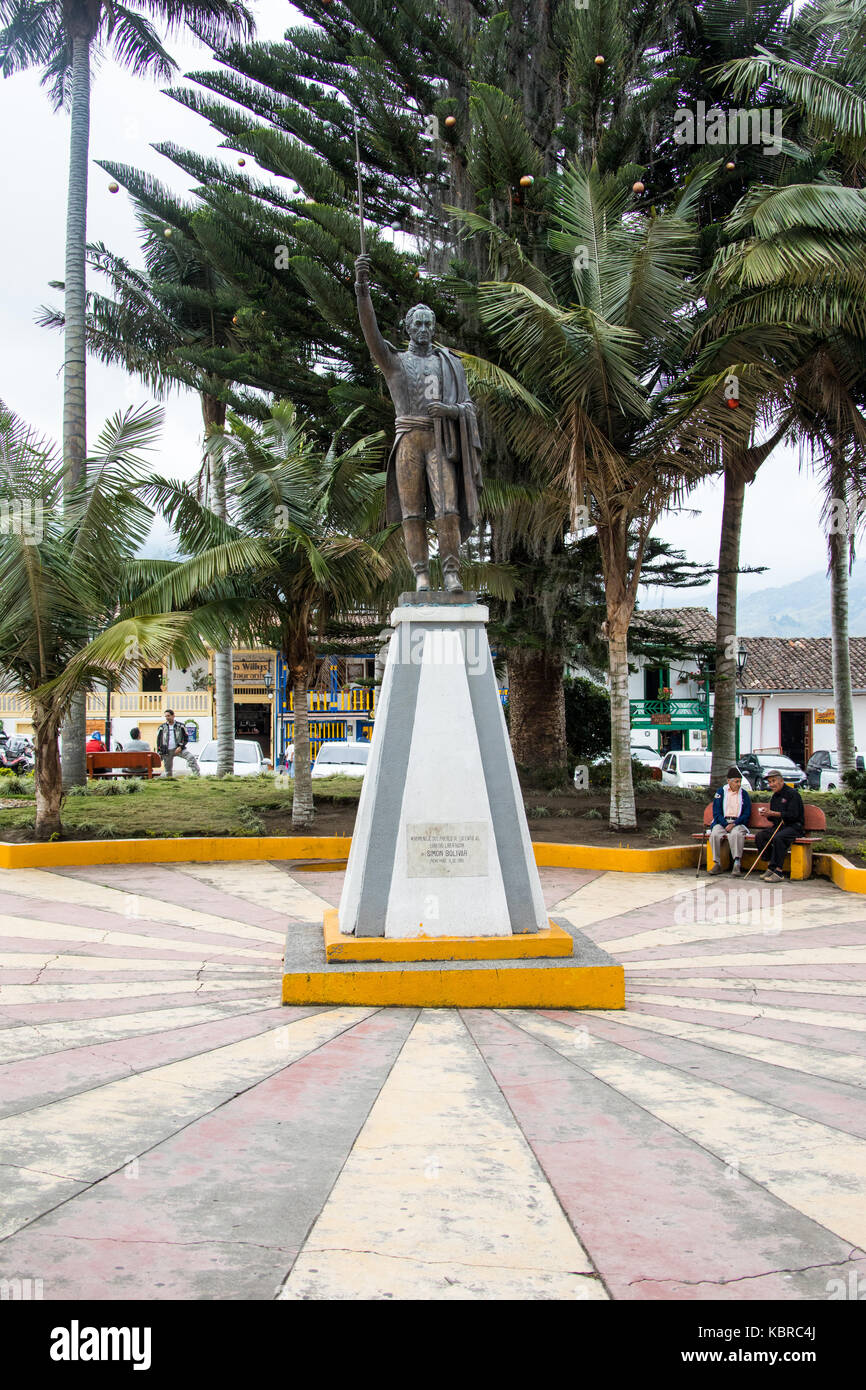 Statua di Simon Bolivar in piazza in Solento, Colombia Foto Stock