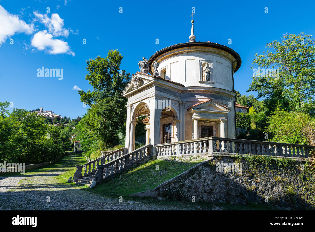 Sacro Monte di Varese (santa maria del monte), Italia. via sacra che