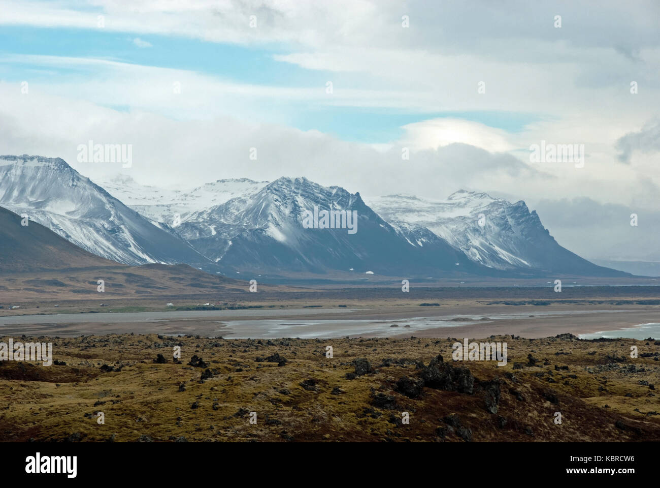 Un gruppo di tre montagne innevate su Snaefellsnes, Islanda Foto Stock