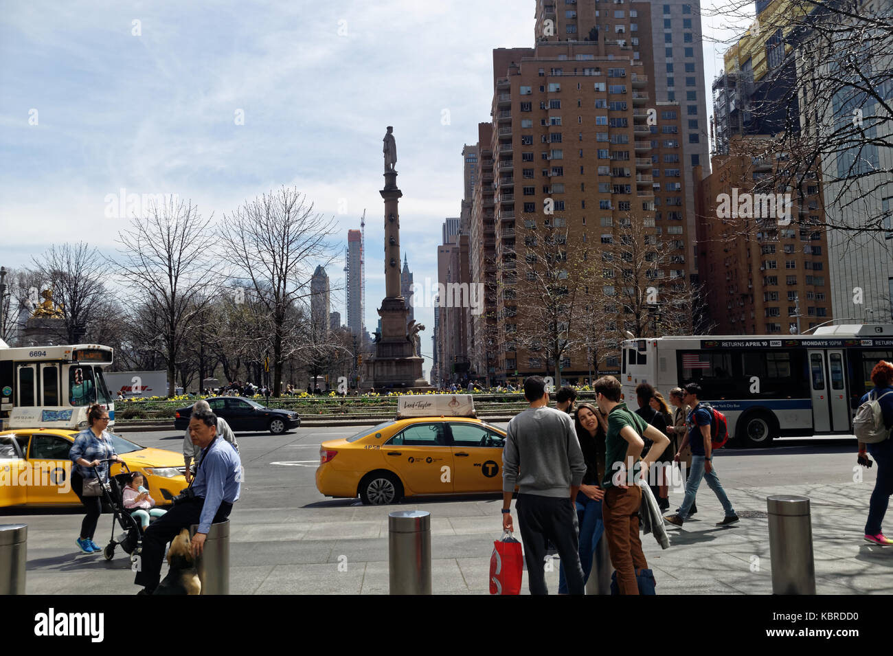 Giallo taxi e i pedoni a Columbus circle. Foto Stock