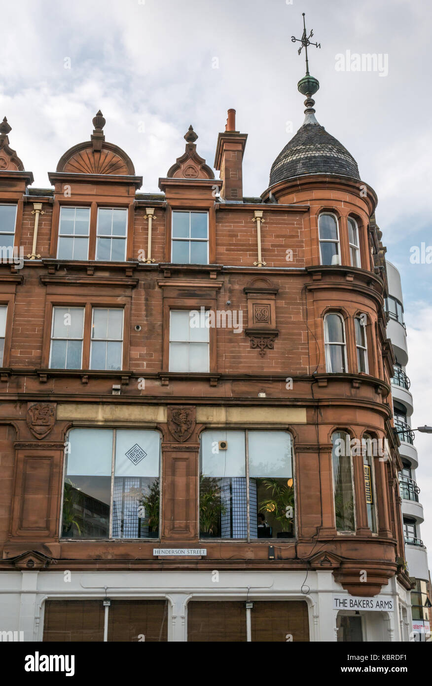 In stile vittoriano di arenaria rossa edificio, Riva, Leith, Scotland, Regno Unito dall'architetto James Simpson con dettagli scolpiti del leone rampante e weathervane Foto Stock