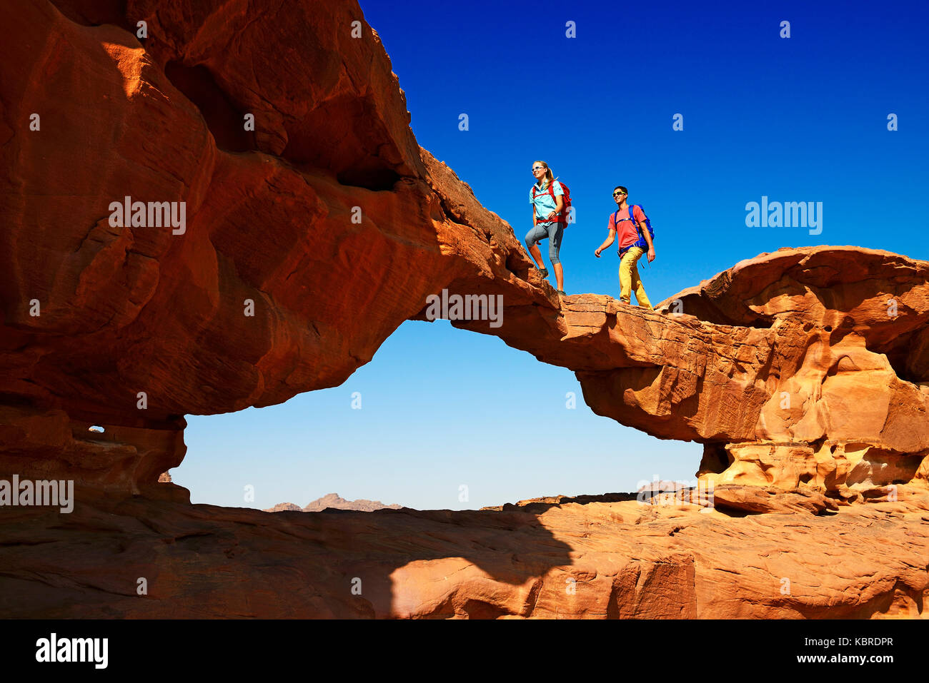 Paio di escursioni presso arco di roccia, al borg alsagheer, Wadi Rum, Giordania Foto Stock
