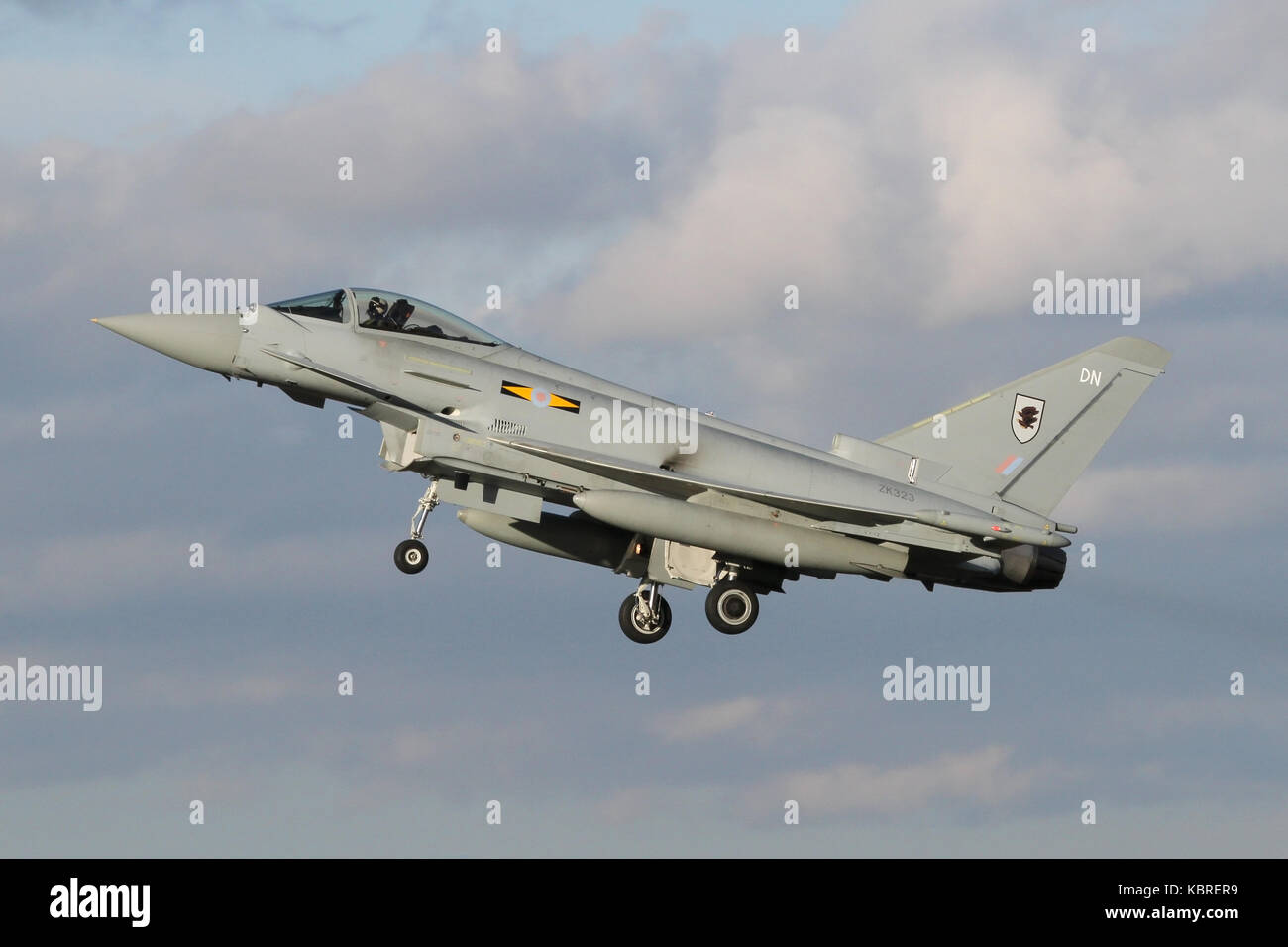 Il lancio di ritorno nel cielo, un RAF Eurofighter Typhoon FGR4 da 11 Squadron sovraelongazioni la pista dopo il ritorno da un volo di formazione. Foto Stock