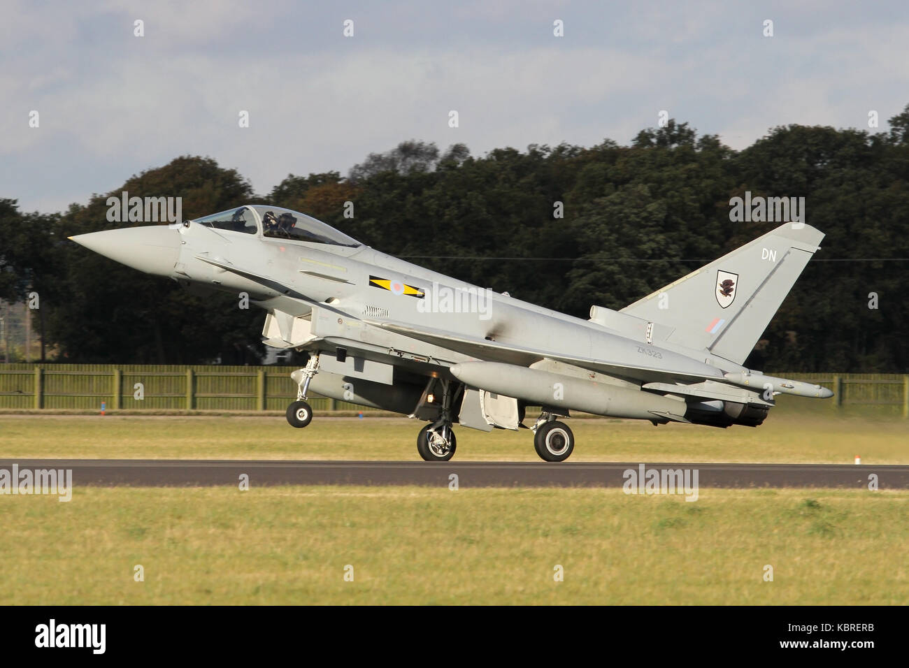 RAF Typhoon FGR4 assegnato a 11 squadrone a RAF Coningsby rolling out sulla pista dopo lo sbarco durante una routine di volo di formazione. Foto Stock