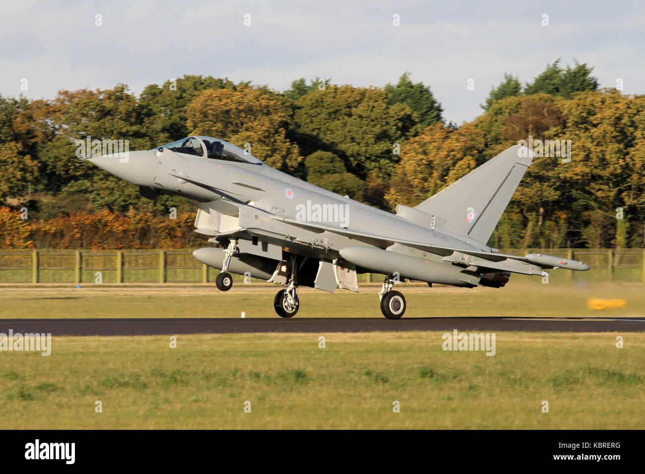 Nuovo di zecca Eurofighter Typhoon in atterraggio a RAF Coningsby su di esso il volo di consegna da parte di British Aerospace impianto di assemblaggio a Warton. Foto Stock