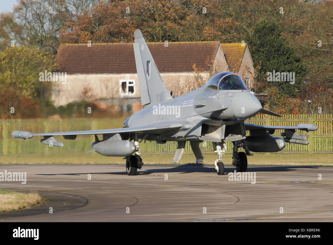 17 Squadron RAF Eurofighter Typhoon circa la linea in alto sulla pista per la partenza. Foto Stock