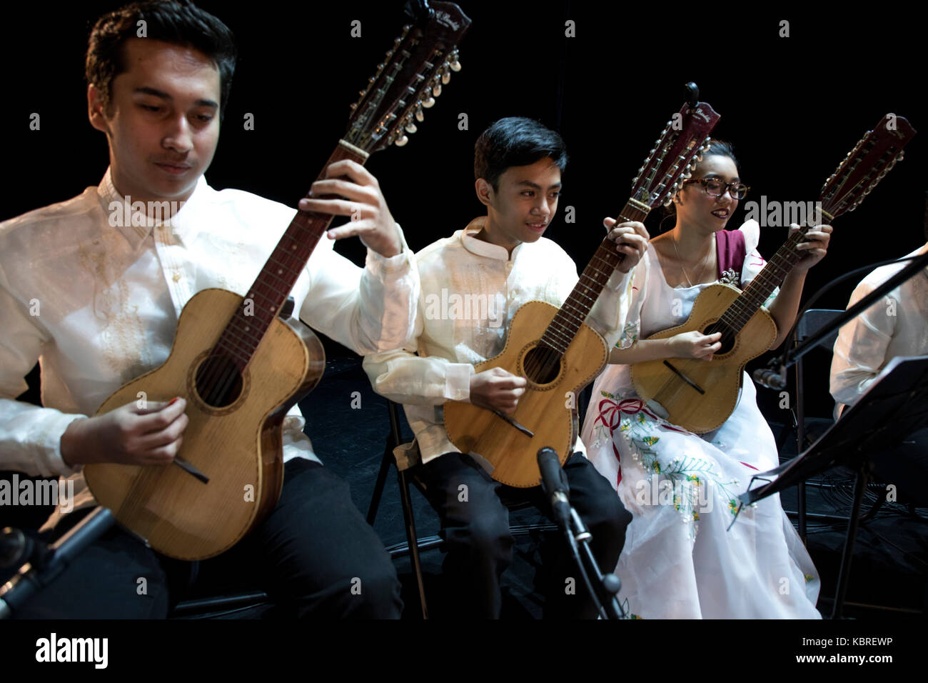 Il filippino folk ensemble "PWU JASMS RONDALLA' sulla scena per l'apertura delle Giornate della cultura delle Filippine a Mosca Foto Stock