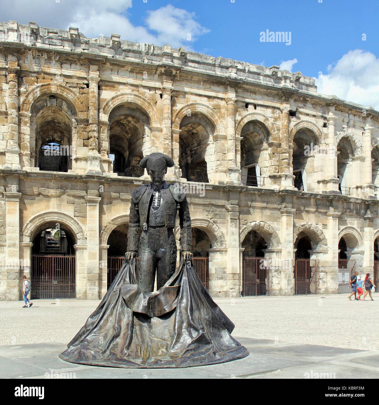 La statua del matador Christian Montcouquiol ('Nimeño II') di fronte all'Arena di Nimes, un anfiteatro romano costruito nel 70 d.C. Foto Stock