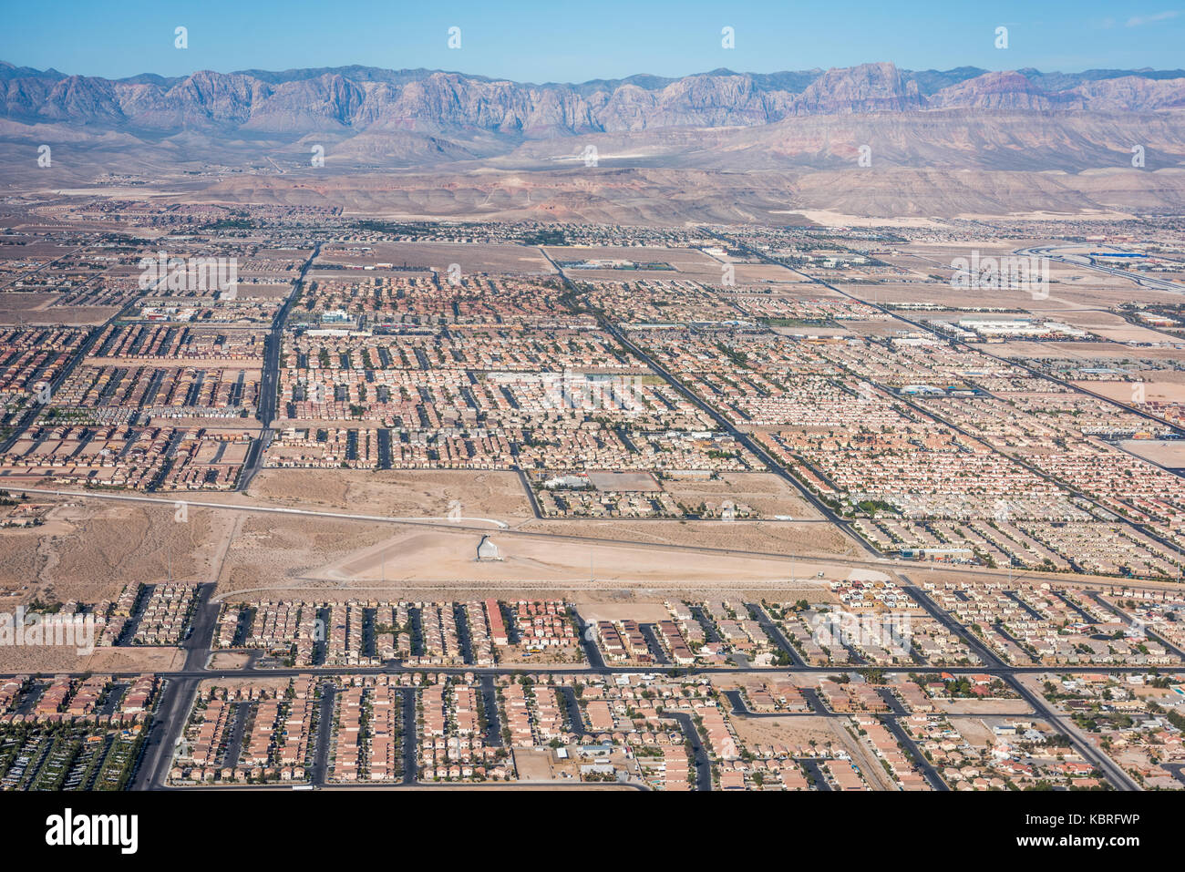 Vista aerea di sviluppo in western Las Vegas con monti all'orizzonte. Foto Stock