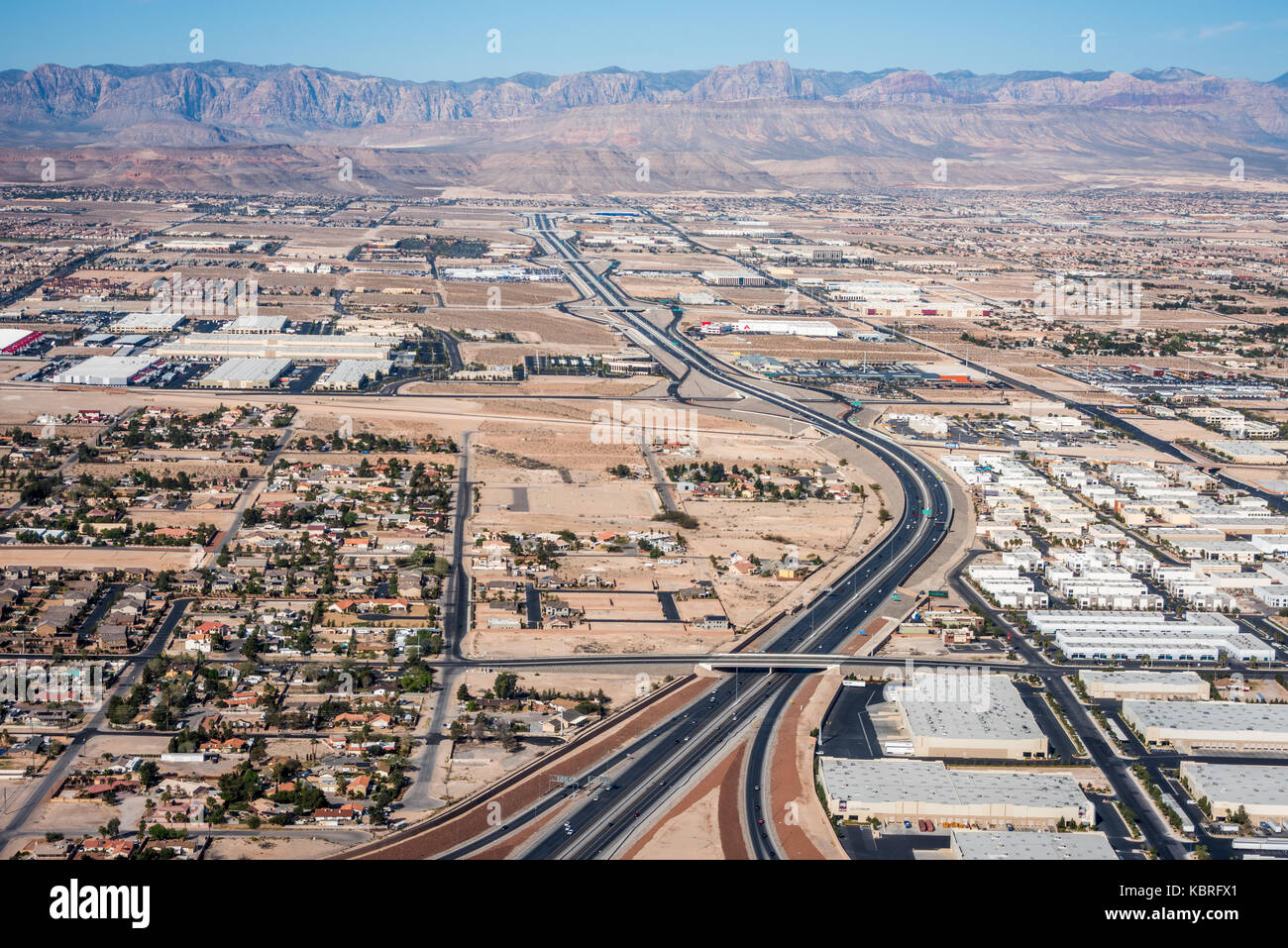 Vista aerea di sviluppo in western Las Vegas con monti all'orizzonte. Foto Stock