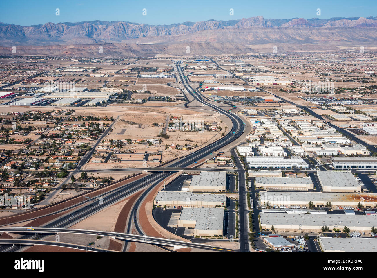 Vista aerea di sviluppo in western Las Vegas con monti all'orizzonte. Foto Stock