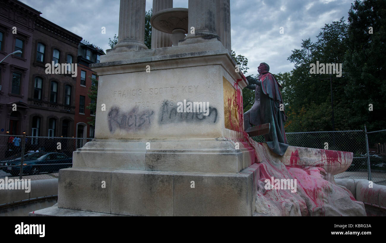 Inno razzista rovinato verniciato a spruzzo su Francis Scott Key statua che si trova nella città di Baltimora che recentemente rimosso tre monumenti in onore di figure confederato Foto Stock