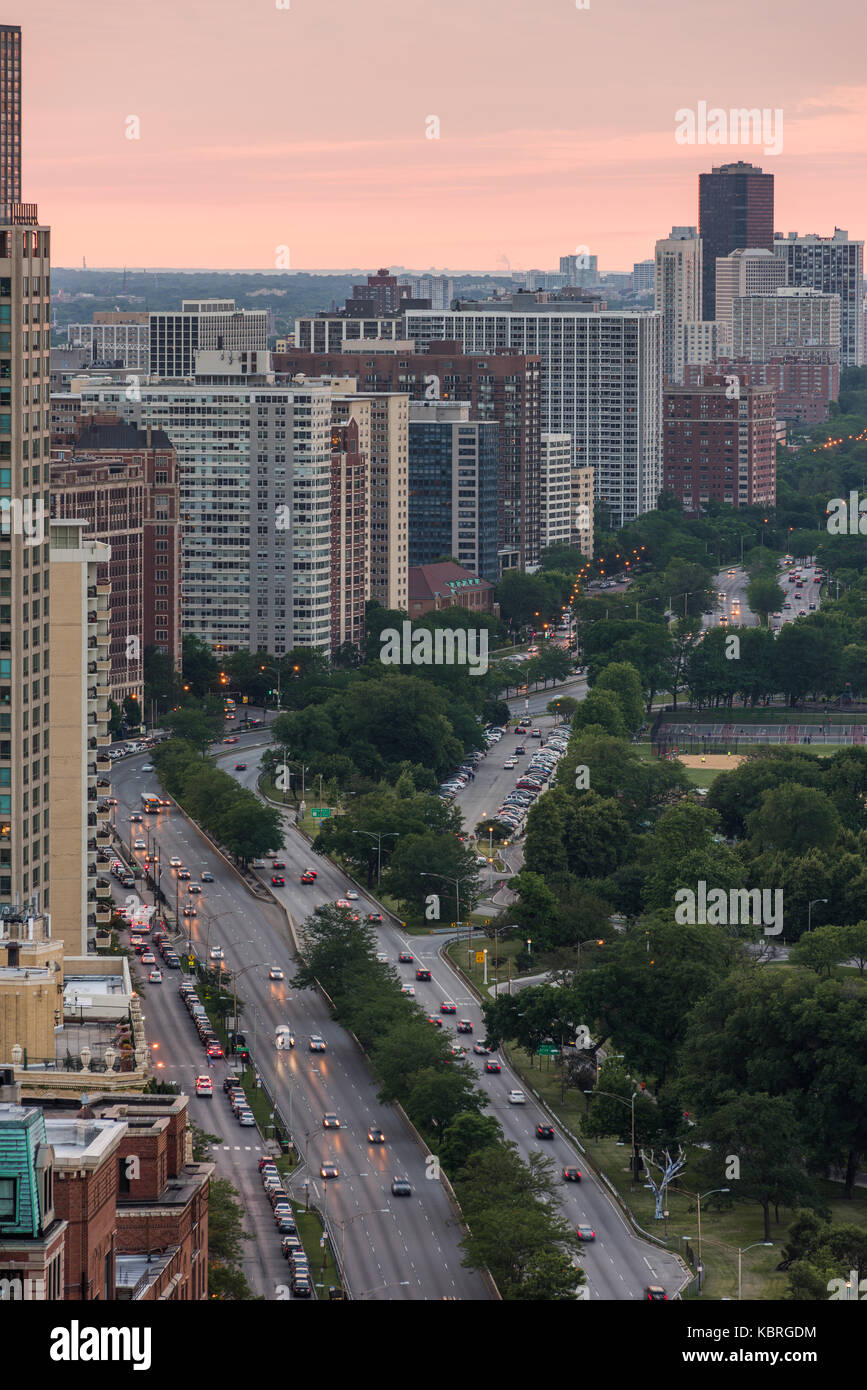 Lake Shore Drive e highrise edifici appartamento al crepuscolo. Foto Stock