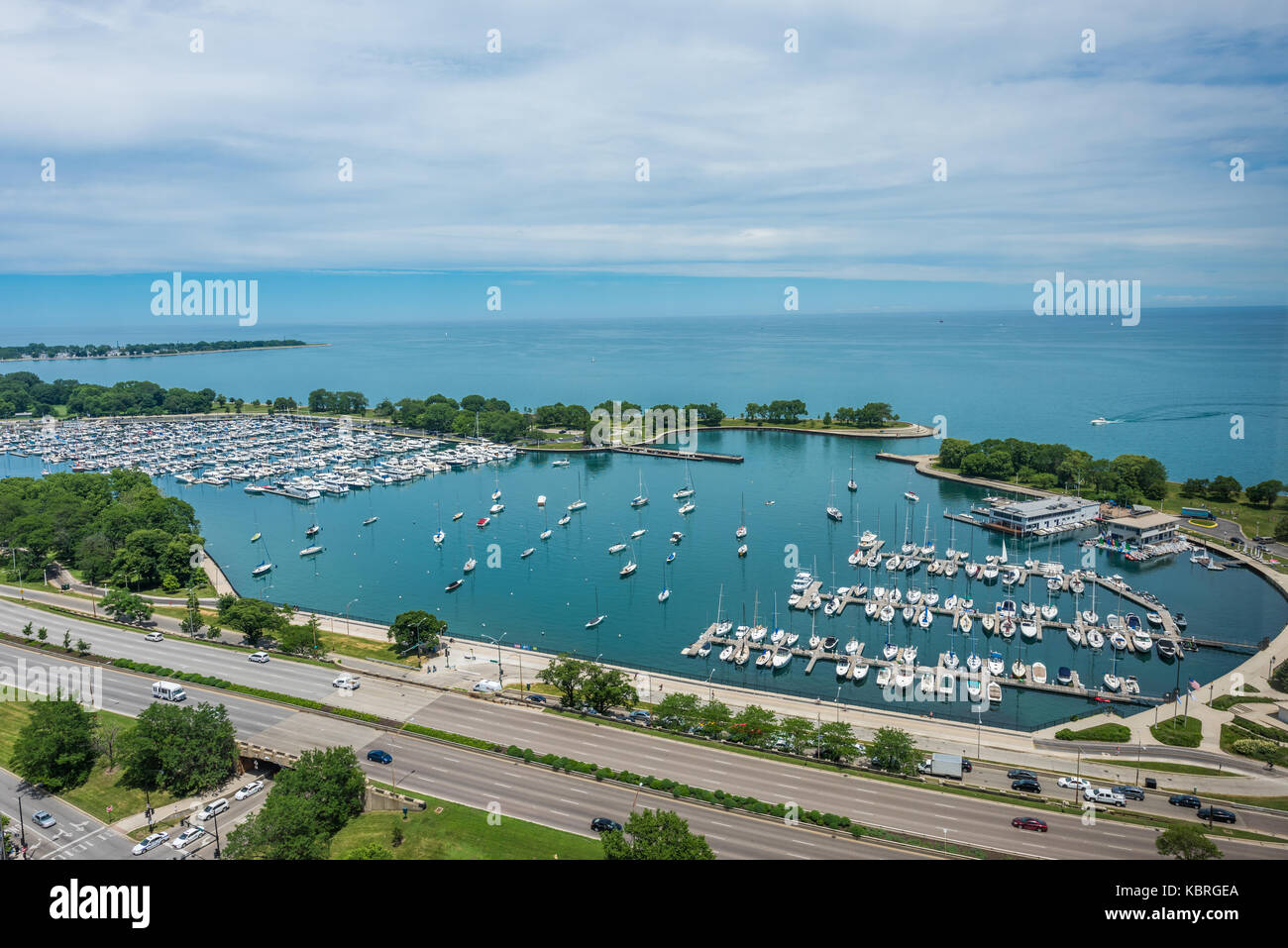 Vista aerea del Lake Shore Drive, Belmont il porto e il Lago Michigan. Foto Stock