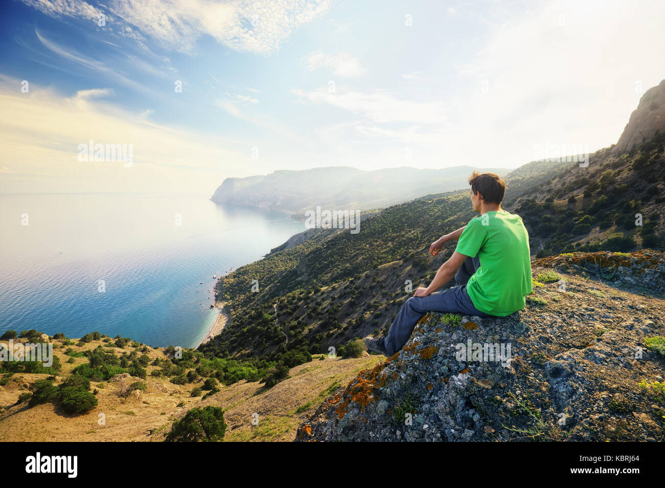 Traveler rilassarsi sul bordo di montagna. natura e composizione di avventura Foto Stock