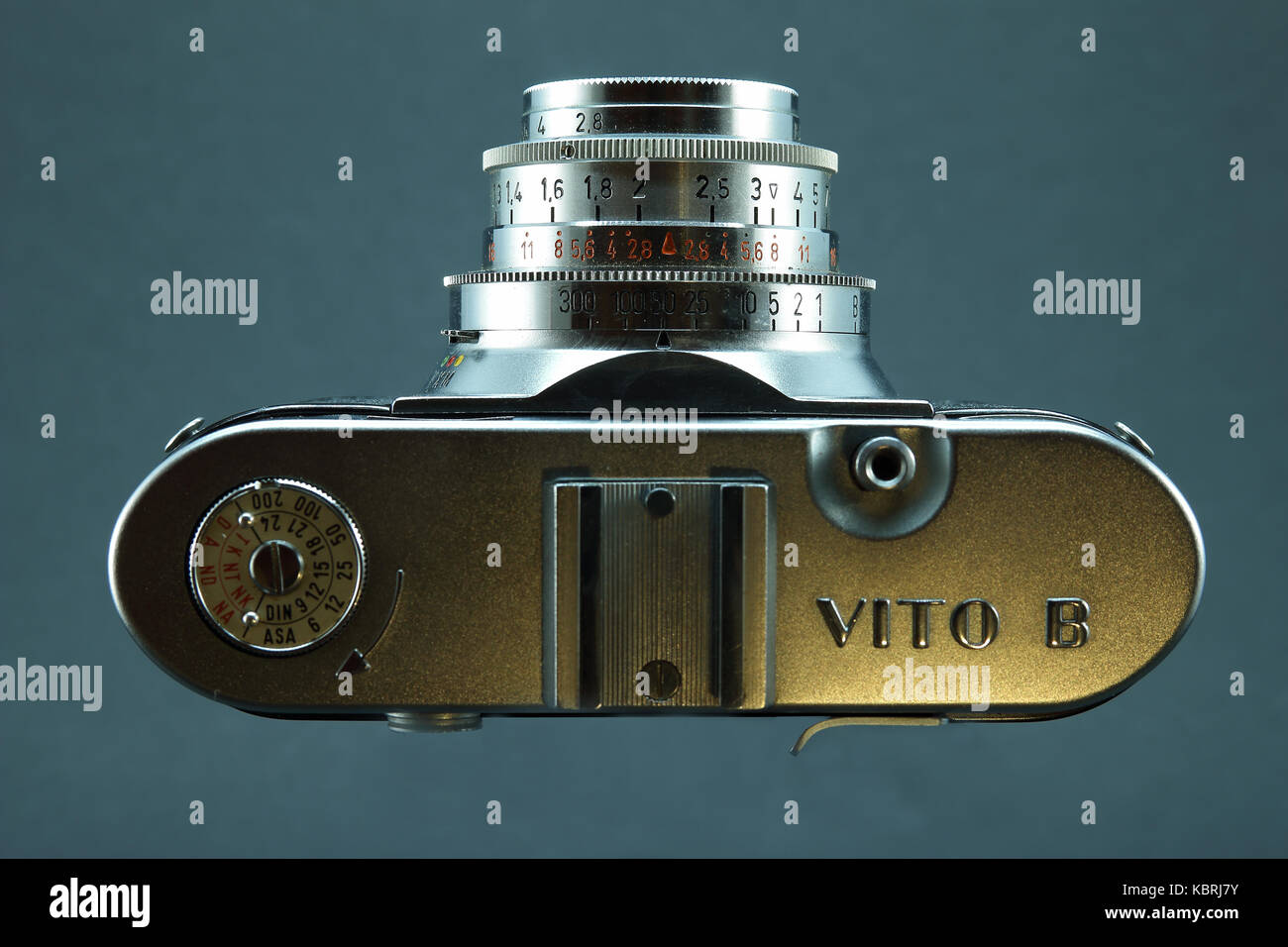VOIGTLANDER VITO B Fotocamera dal di sopra su sfondo blu Foto Stock