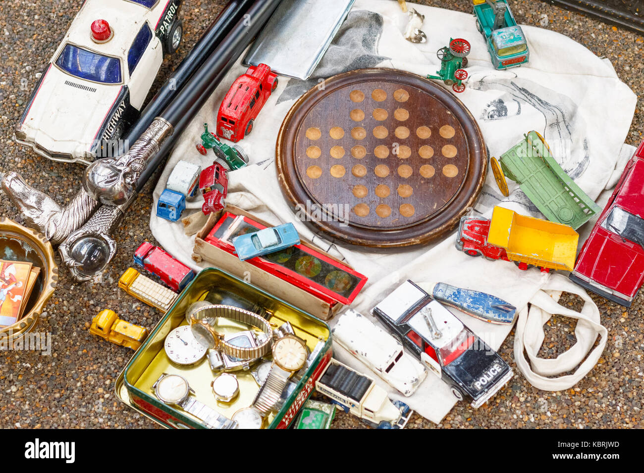 Bit e bobs visualizzato in un negozio di posta indesiderata in old Spitalfields Market di Londra Foto Stock