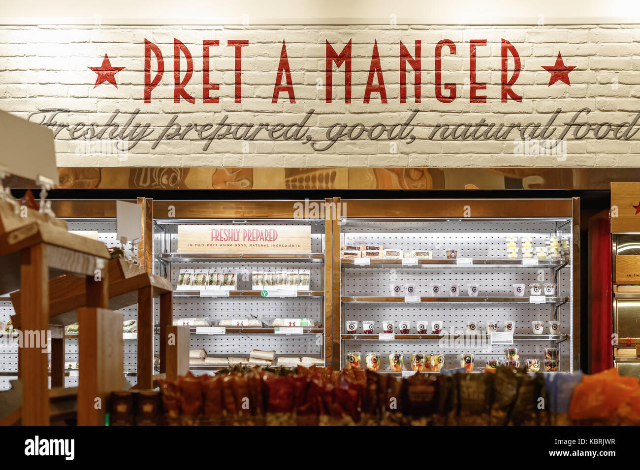Londra, Regno Unito - 30 settembre 2017 - cibi freddi esposti sui frigoriferi multideck a Pret A Manger, una caffetteria e paninoteca del Regno Unito Foto Stock