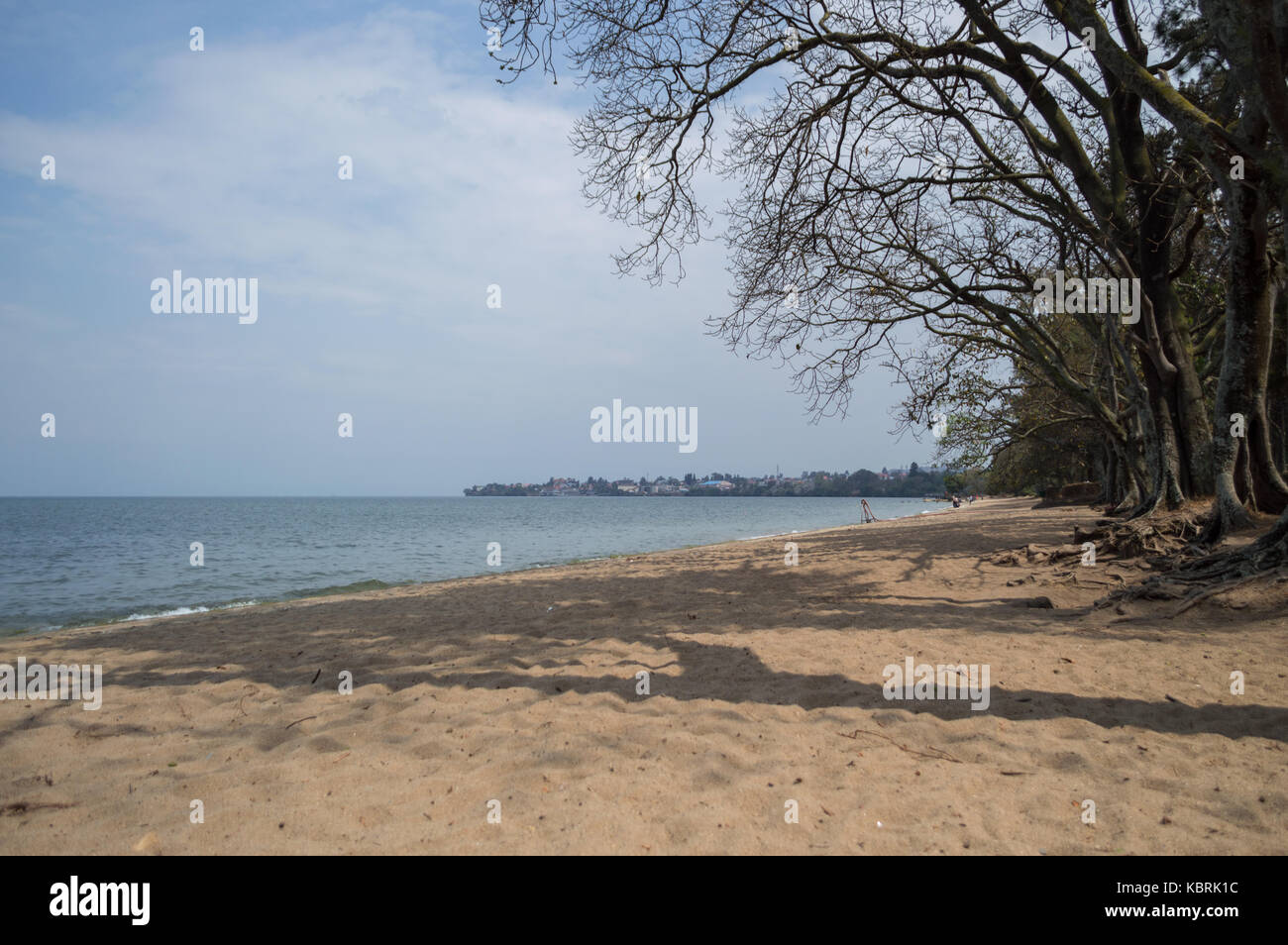 Goma, RD Congo confine visto dalla spiaggia lungo il lago Kivu, gisenyi, RUANDA Foto Stock