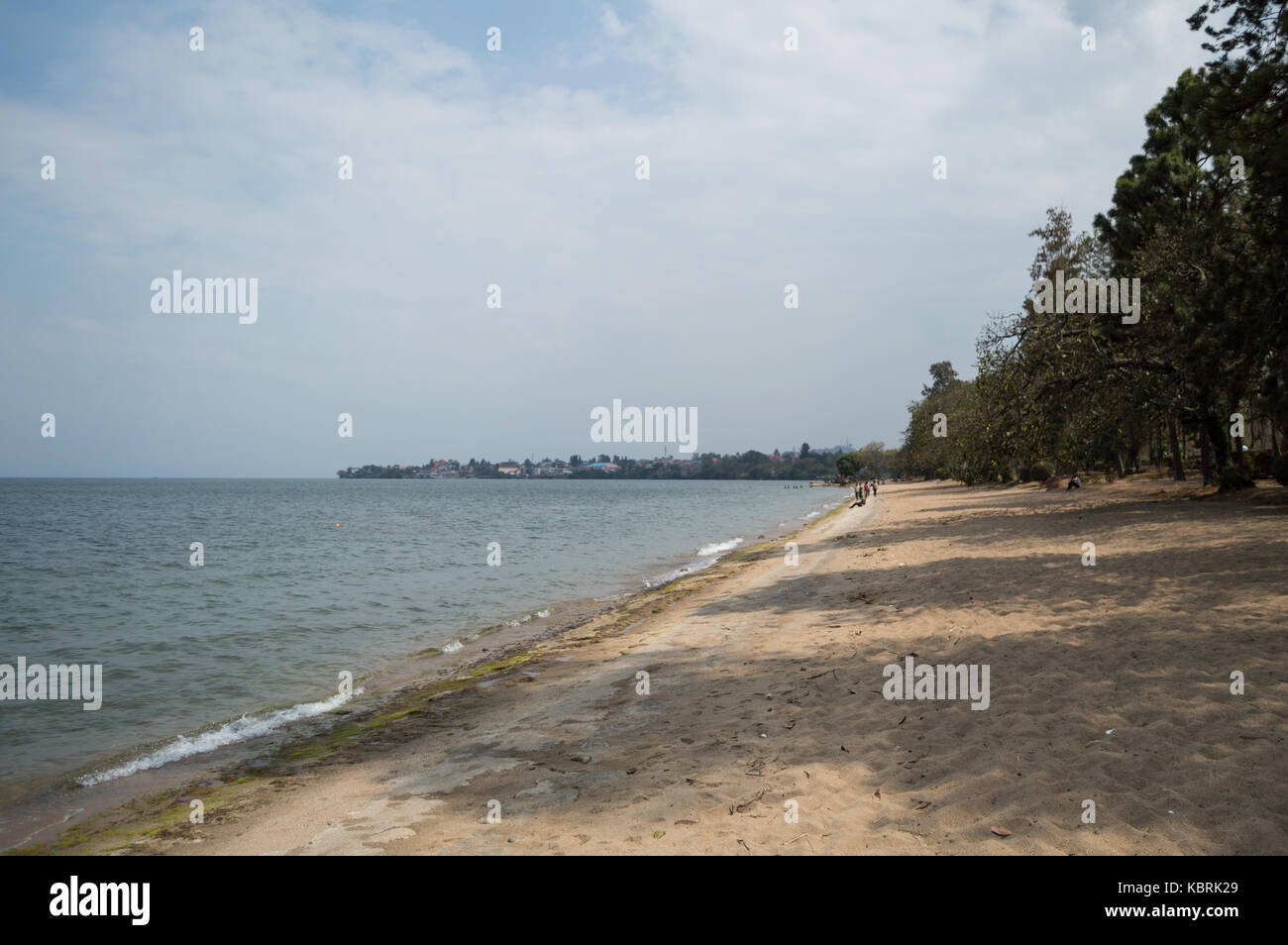 Goma, RD Congo confine visto dalla spiaggia lungo il lago Kivu, gisenyi, RUANDA Foto Stock