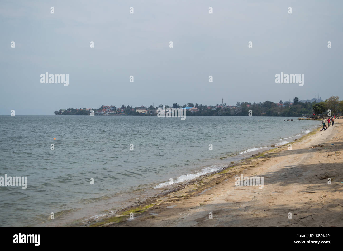 Goma, RD Congo confine visto dalla spiaggia lungo il lago Kivu, gisenyi, RUANDA Foto Stock