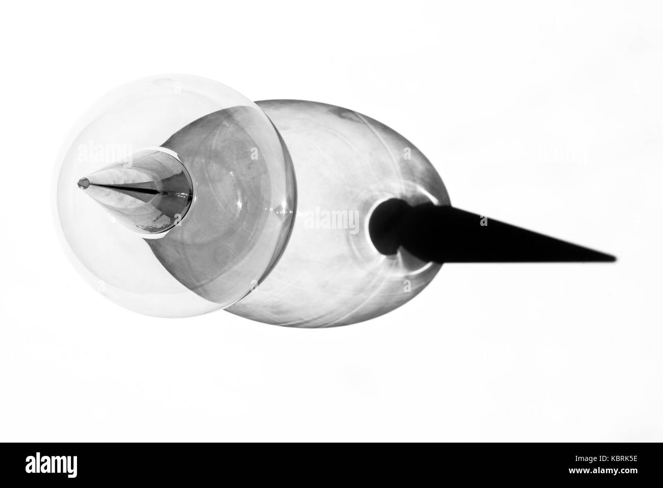 Installazione astratta fatta di coppa in vetro e metallo conico oggetto Foto Stock