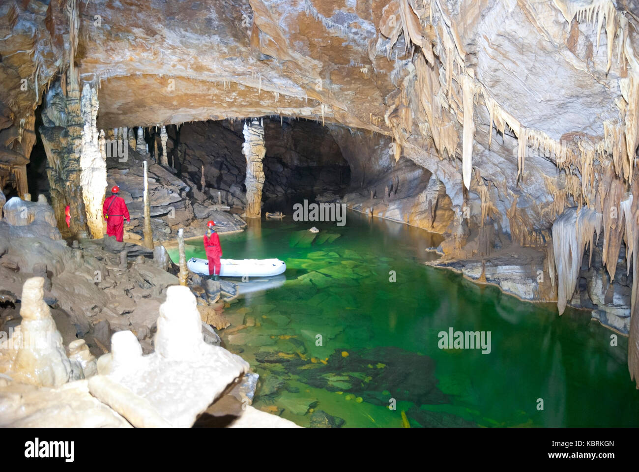 I visitatori nella grotta al lago undergoung Foto Stock