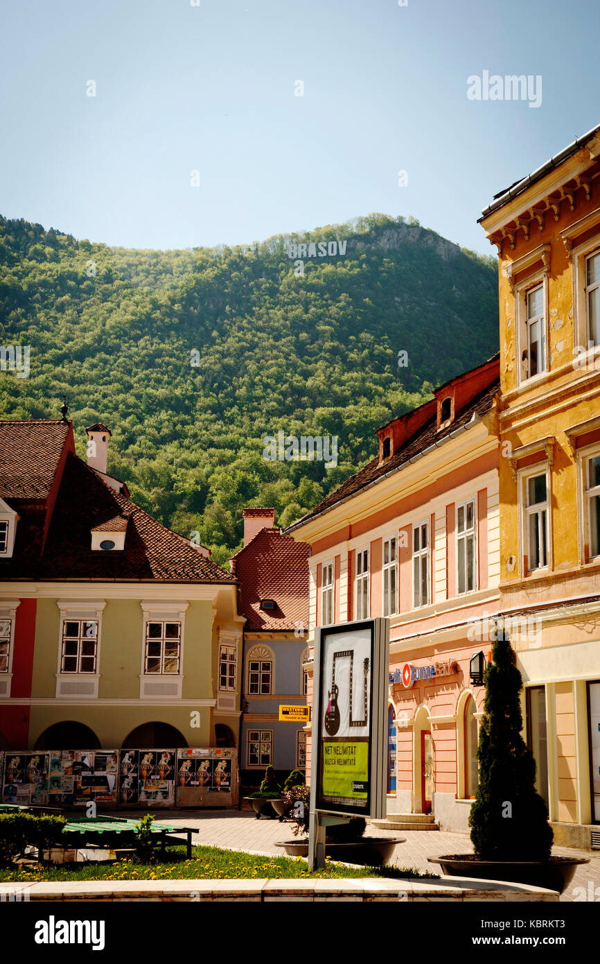 Brasov, Romania - 3 maggio: Città di Brasov con famos collina alle spalle, il 3 maggio 2013. Foto Stock