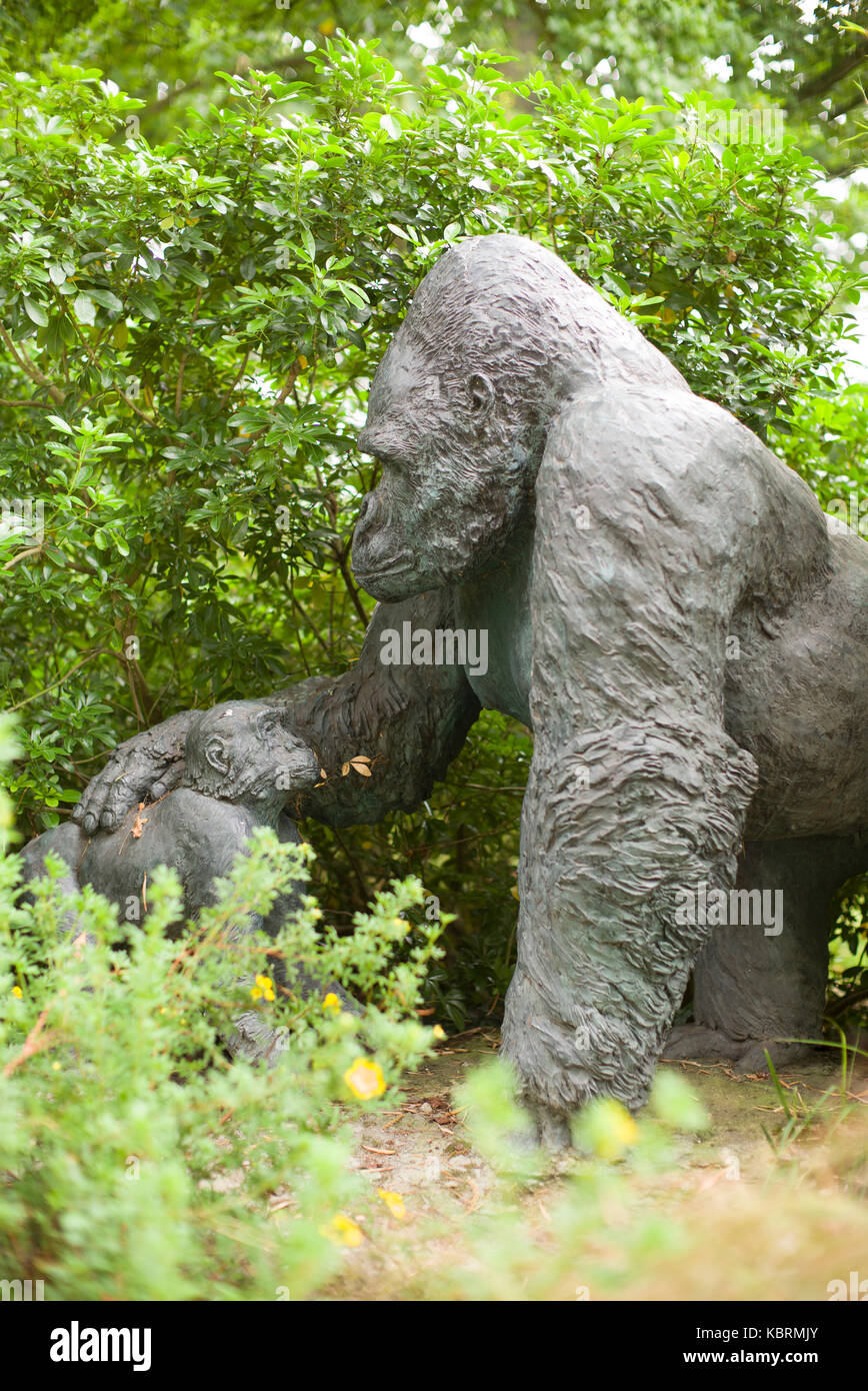 Dimensioni di vita e gorilla neonato in bronzo Foto Stock