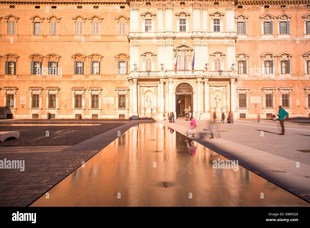 Modena, Emilia romagna, italia. piazza Roma e accademia militare di  costruzione Foto stock - Alamy