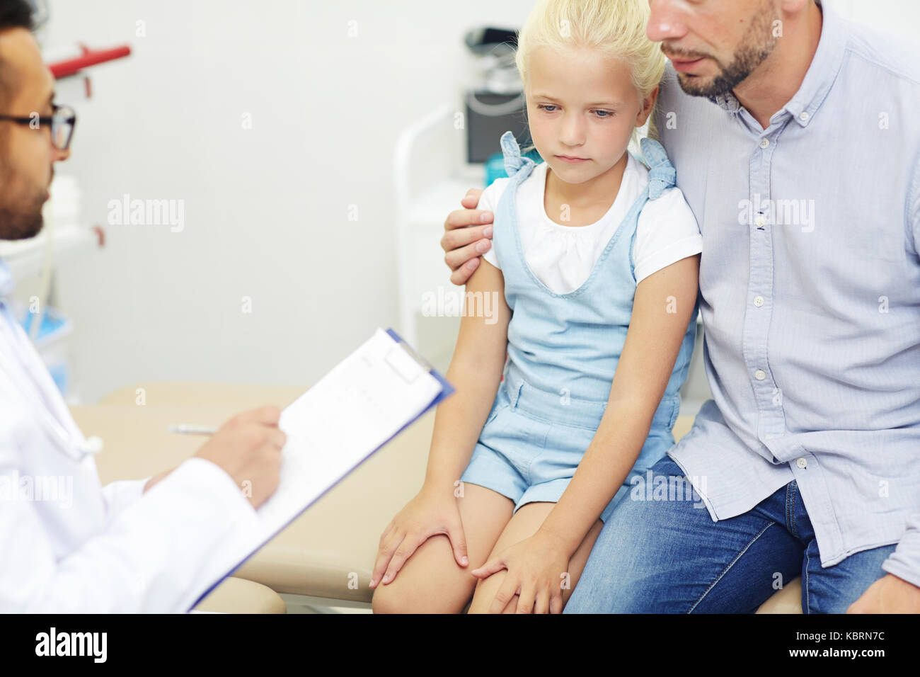 Visita Medico con padre Foto Stock