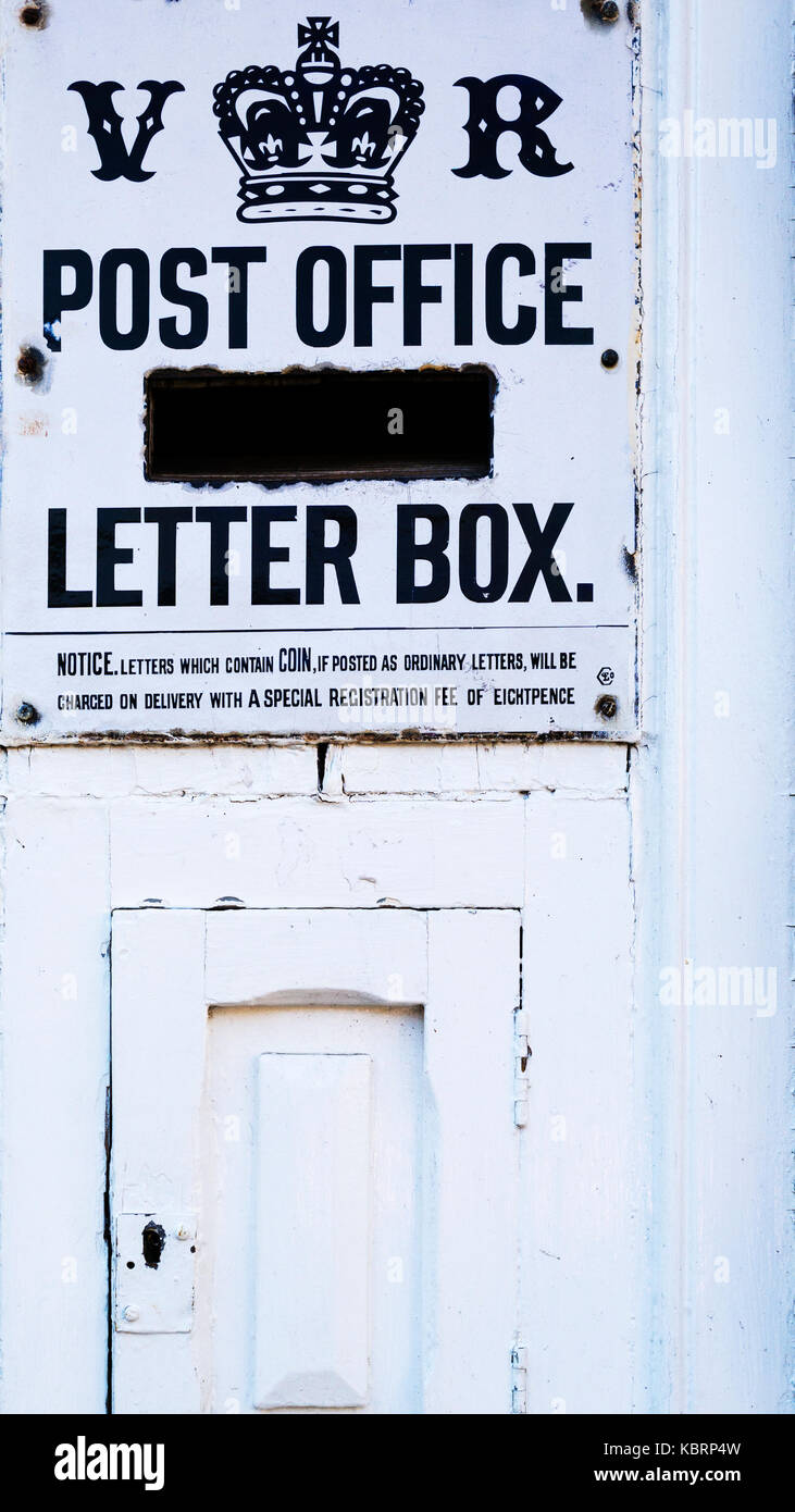 Solo una delle tre bianco postboxes vittoriano nel Regno Unito, blanchland, Northumberland Foto Stock