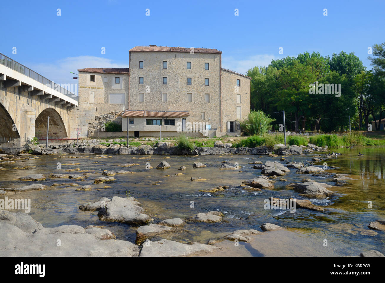 Ex mulino ad acqua, le Moulin de Saint André (1789), sulle rive del fiume Verdon, Vinon-sur-Verdon, Provenza Francia. Ora convertito in gîte. Foto Stock