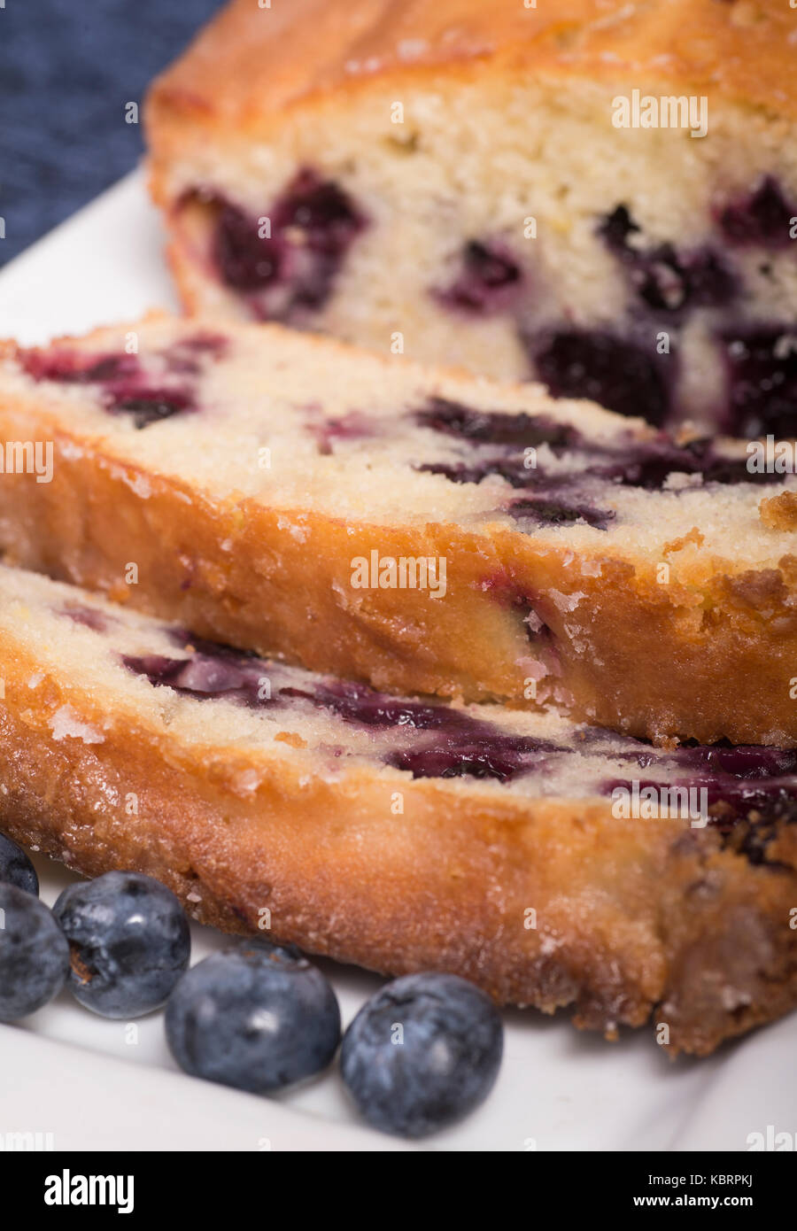 Appena sfornato mirtillo di limone a fette di pane su un piatto in attesa di essere servito Foto Stock