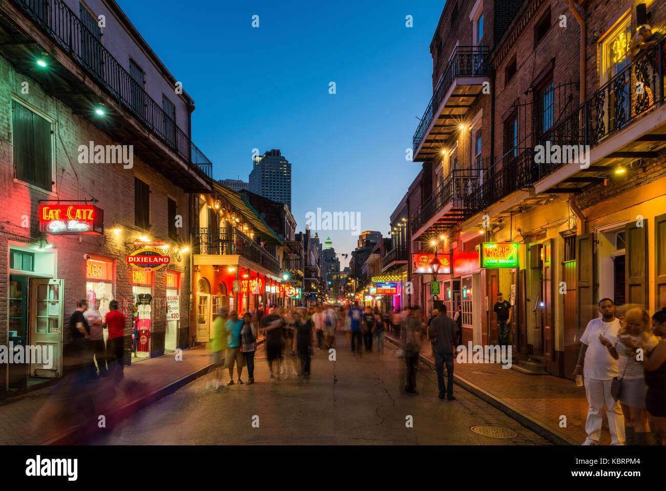 La famosa bourbon street al calar della sera nel quartiere francese di new orleans, in Louisiana, Stati Uniti Foto Stock