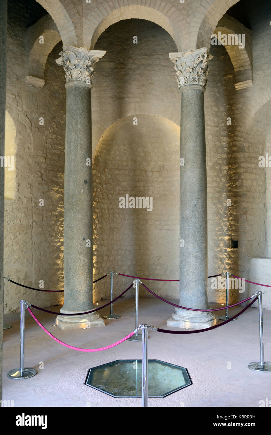 Colonne antiche del Battistero ottagonale, o Battistero, uno dei pochi sopravvissuti dalla Gallia cristiana, Riez o Riez-la-Romaine Provenza Francia Foto Stock