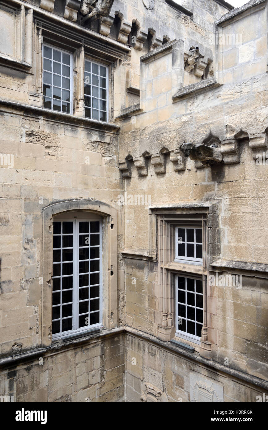 Cortile interno della casa cittadina c15esimo, ex Gran Priorato dell'Ordine di Malta, ora il Museo Réattu (c 15,15) Arles Provence France Foto Stock