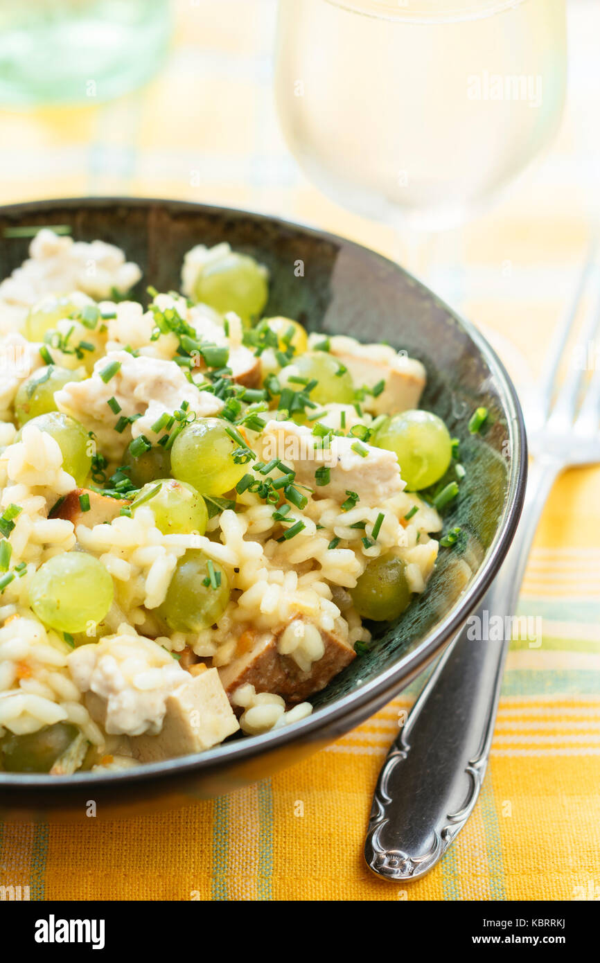 Risotto con tofu affumicato e uva Foto Stock