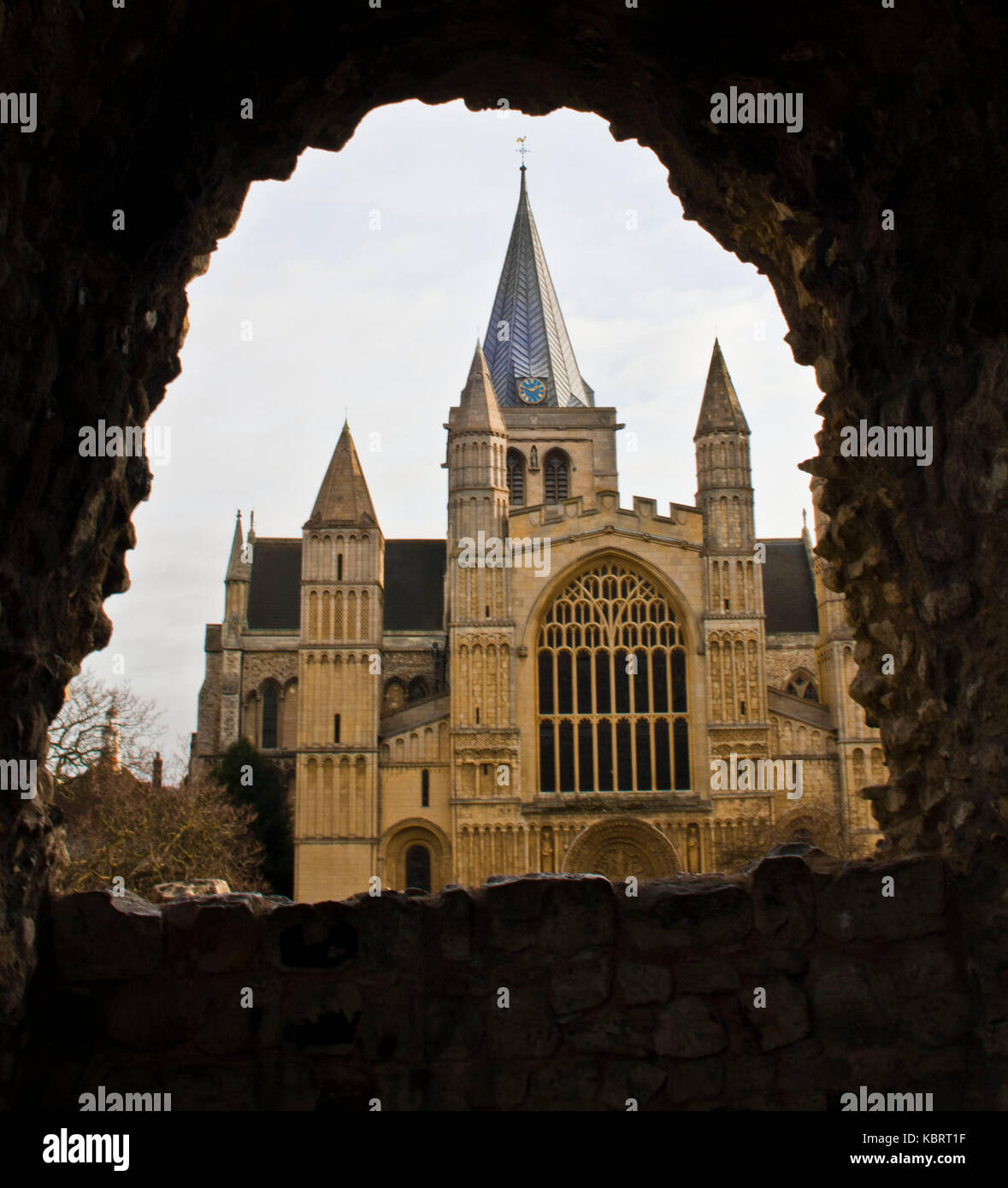 Rochester Cathedral fotografato attraverso una finestra in Rochester Castle. Foto Stock