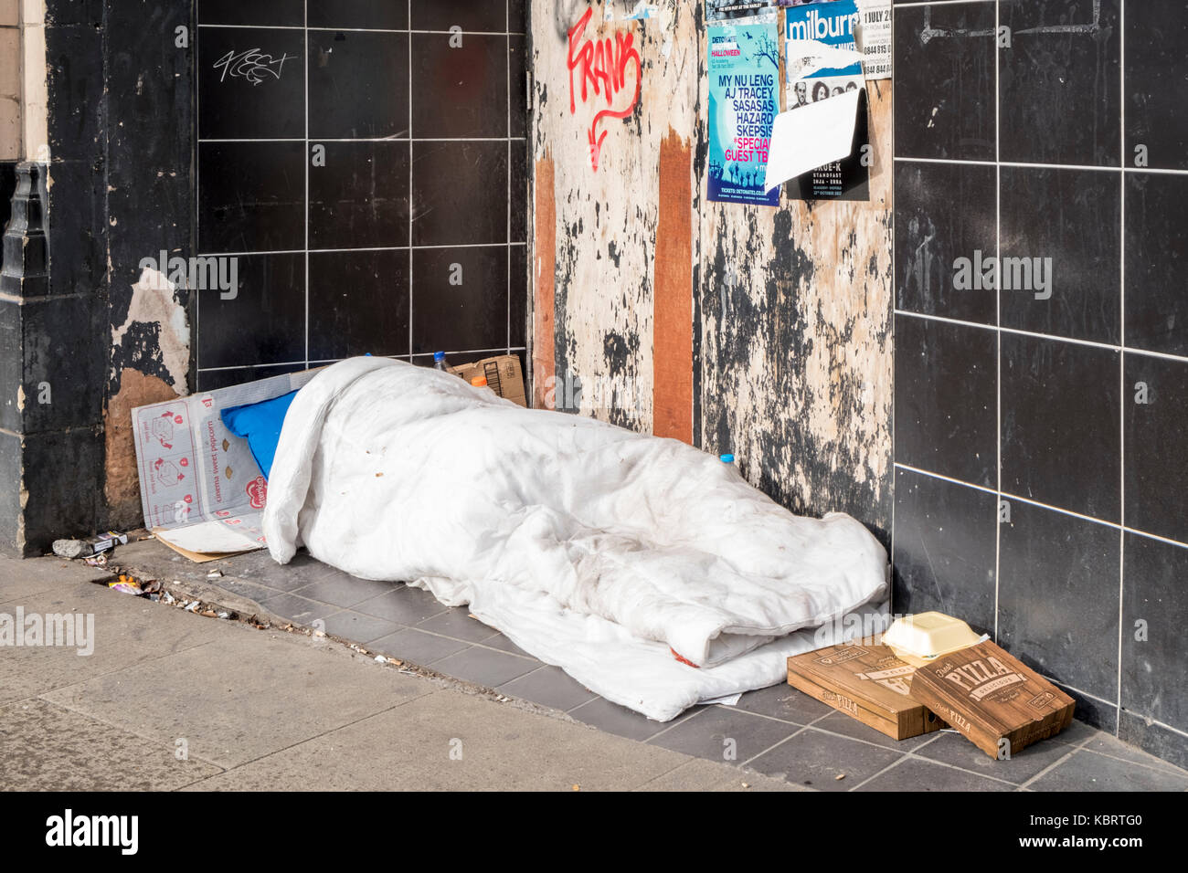 Traversina ruvida. Persona senzatetto dorme in modo irregolare a Sheffield, nello Yorkshire, Inghilterra, Regno Unito Foto Stock