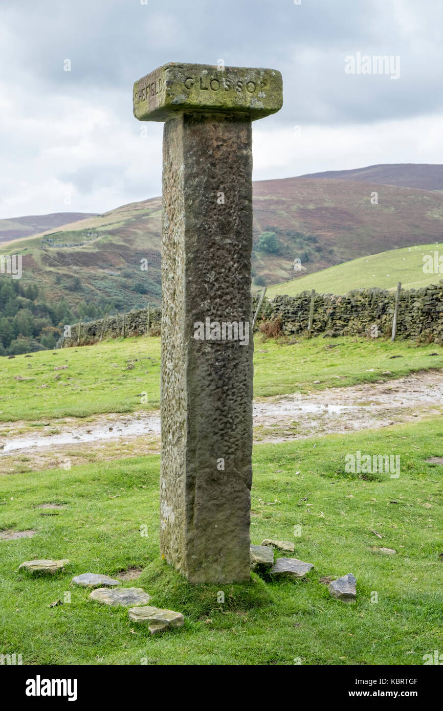 Spero Croce, una guida di pietra post su antichi percorsi packhorse nel Derbyshire, Peak District, England, Regno Unito Foto Stock