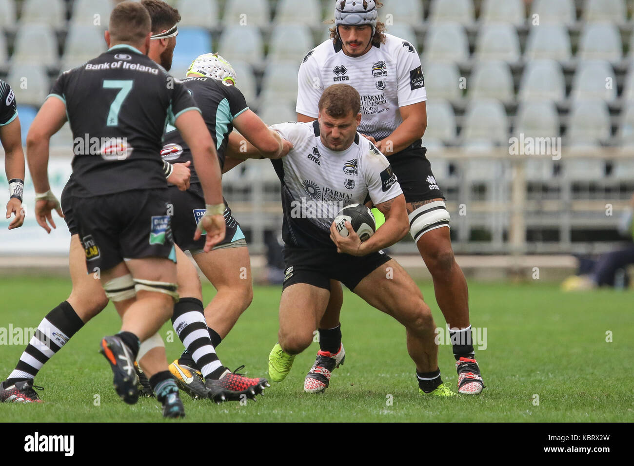 Parma, Italia. Il 30 settembre 2017. Zebre il capitano Tommaso Castello mantiene la palla lontano dalla Ulster di difesa in Guinness PRO14 campionato di rugby. Massimiliano Carnabuci/Alamy Live News Foto Stock